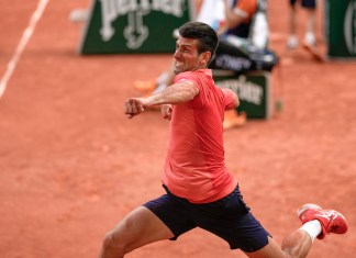 Novak Djokovic celebra tras derrotar a Casper Ruud en la final del Abierto de Francia