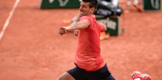 Novak Djokovic celebra tras derrotar a Casper Ruud en la final del Abierto de Francia