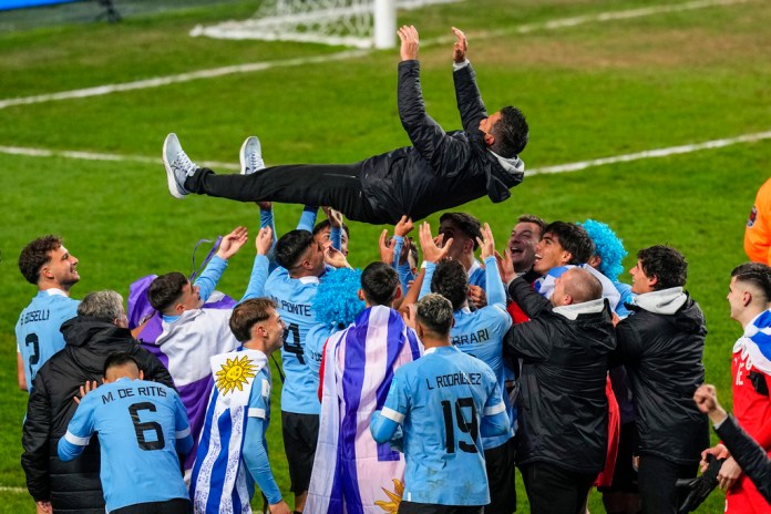 El técnico de Uruguay Marcelo Broli, arriba, es lanzado al aire por sus jugadores tras vencer a Italia en la final del Mundial Sub20 en el estadio Diego Maradona de La Plata, Argentina, 