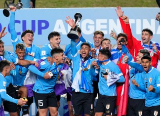 Sub20: Uruguay grita campeón por primera vez tras vencer a Italia en la final El capitán de Uruguay, Fabricio Díaz, levanta el trofeo tras ganar la final del Mundial Sub20 ante Italia en el estadio Diego Maradona de La Plata, Argentina.