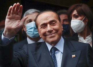 Medios: fallece Silvio Berlusconi, ex primer ministro de Italia El ex primer ministro italiano Silvio Berlusconi saluda a los periodistas luego de llegar a la Cámara de Diputados en Roma, el 9 de febrero de 2021. Berlusconi, el jactancioso magnate multimillonario de los medios que fue el primer ministro de Italia con más años de servicio a pesar de los escándalos por sus fiestas y por denuncias de corrupción, murió a los 86 años, según los medios italianos.