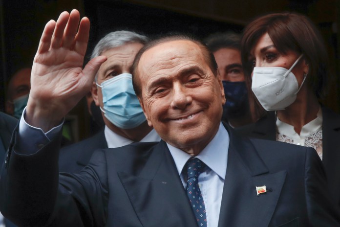 El ex primer ministro italiano Silvio Berlusconi saluda a los periodistas luego de llegar a la Cámara de Diputados en Roma, el 9 de febrero de 2021. Berlusconi, el jactancioso magnate multimillonario de los medios que fue el primer ministro de Italia con más años de servicio a pesar de los escándalos por sus fiestas y por denuncias de corrupción, murió a los 86 años, según los medios italianos.