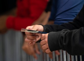 EE.UU. suspende citas para solicitantes de asilo en cruce fronterizo tras informes de extorsión