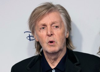 Paul McCartney y Nancy Shevell posan para la foto en el estreno de la película 'If These Walls Could Sing' en Londres, 12 de diciembre de 2022. Se ha utilizado inteligencia artificial para extraer la voz de John Lennon de una vieja cinta para crear "el último disco de los Beatles", dijo Paul McCartney el martes 13 de junio de 2023. Foto: AP / La Hora.