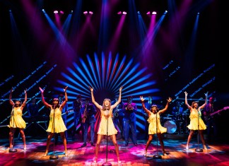 Zurin Villanueva como Tina Turner, centro, durante una presentación de la gira nacional de "Tina — The Tina Turner Musical" de Broadway en una imagen proporcionada por Bond Theatricals.