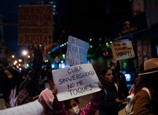 Protesta de personas con carteles en contra de los abusos sexuales cometidos en el seno de la Iglesia católica, a las afueras de la Conferencia Episcopal de Bolivia en La Paz, Bolivia.