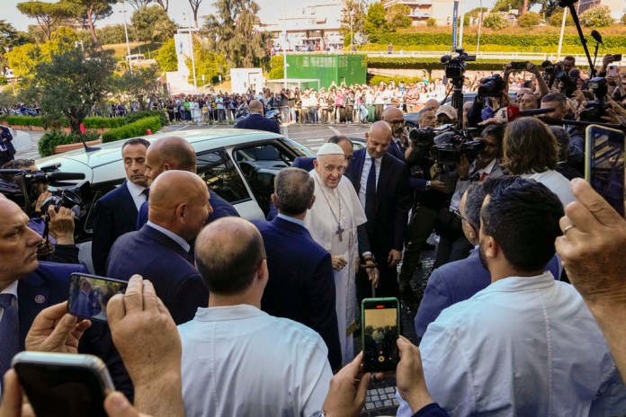 El papa Francisco sale del hospital policlínico universitario Agostino Gemelli en Roma, el 16 de junio de 2023, nueve días después de someterse a una operación abdominal. 