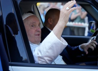 El papa saluda desde un coche tras salir del hospital policlínico universitario Agostino Gemelli en Roma.