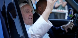 El papa saluda desde un coche tras salir del hospital policlínico universitario Agostino Gemelli en Roma.