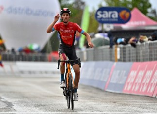 El suizo Gino Mader celebra después de ganar la sexta etapa del Giro de Italia, de Grotte di Frasassi a Ascoli Piceno.