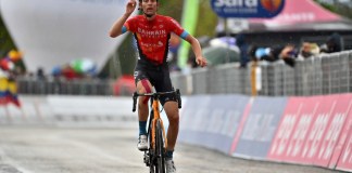 El suizo Gino Mader celebra después de ganar la sexta etapa del Giro de Italia, de Grotte di Frasassi a Ascoli Piceno.