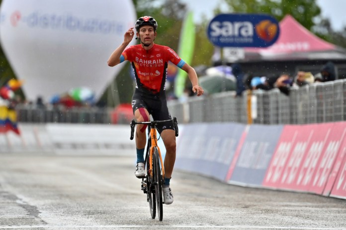 El suizo Gino Mader celebra después de ganar la sexta etapa del Giro de Italia, de Grotte di Frasassi a Ascoli Piceno.