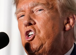 El expresidente Donald Trump habla a sus seguidores en su club de golf en Bedminster.