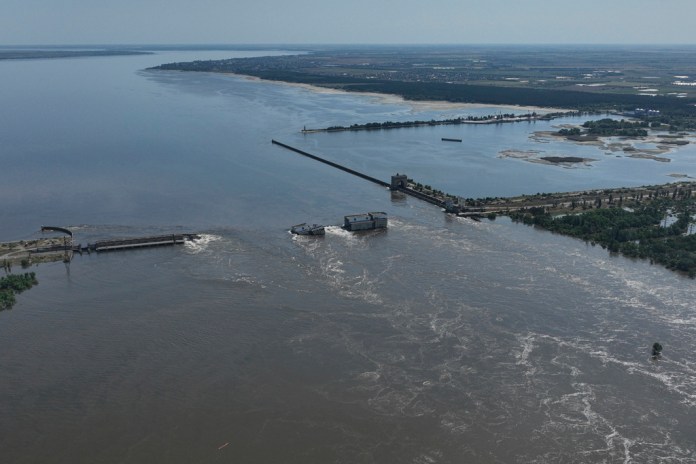 Agua desbordada después de la ruptura de la presa Kajovka.