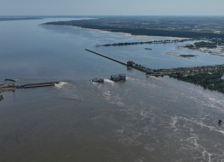 Agua desbordada después de la ruptura de la presa Kajovka.