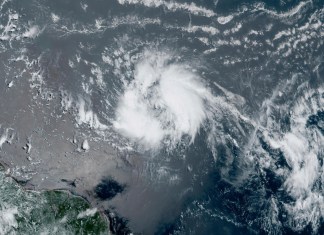 Foto satelital de la tormenta tropical Bret en el Caribe. Foto de GeoColor tomada el 20 de junio de 2023 y entregada por la Oficina Nacional de Administración Oceánica y Atmosférica de EE.UU