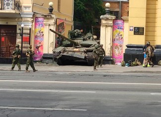 En esta imagen tomada de un video, un vehículo blindado ruso, en una calle en Rostov del Don, Rusia.