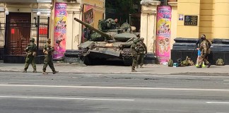 En esta imagen tomada de un video, un vehículo blindado ruso, en una calle en Rostov del Don, Rusia.