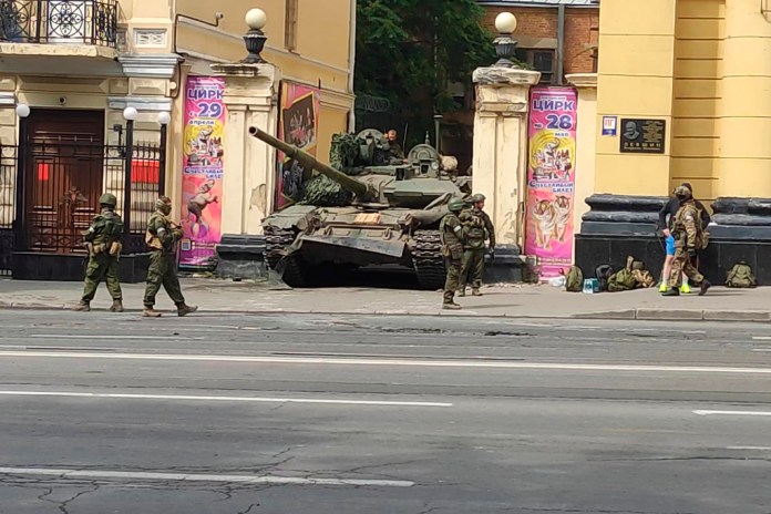 En esta imagen tomada de un video, un vehículo blindado ruso, en una calle en Rostov del Don, Rusia.