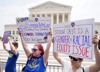 Un grupo de personas protesta afuera de la Corte Suprema, el viernes 30 de junio de 2023, en Washington.