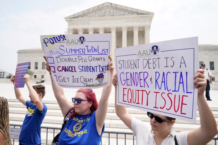 Un grupo de personas protesta afuera de la Corte Suprema, el viernes 30 de junio de 2023, en Washington.