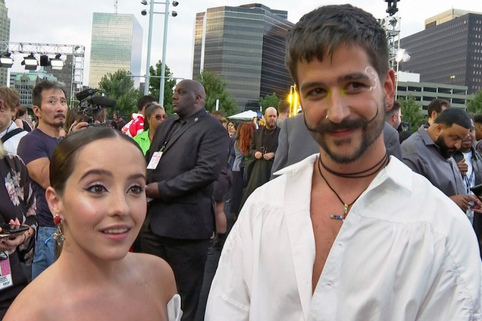 El cantante Camilo y su esposa Evaluna Montaner hablan con medios en los Premios MTV a los Videos Musicales en el Prudential Center en Newark, Nueva Jersey. Foto La Hora/AP