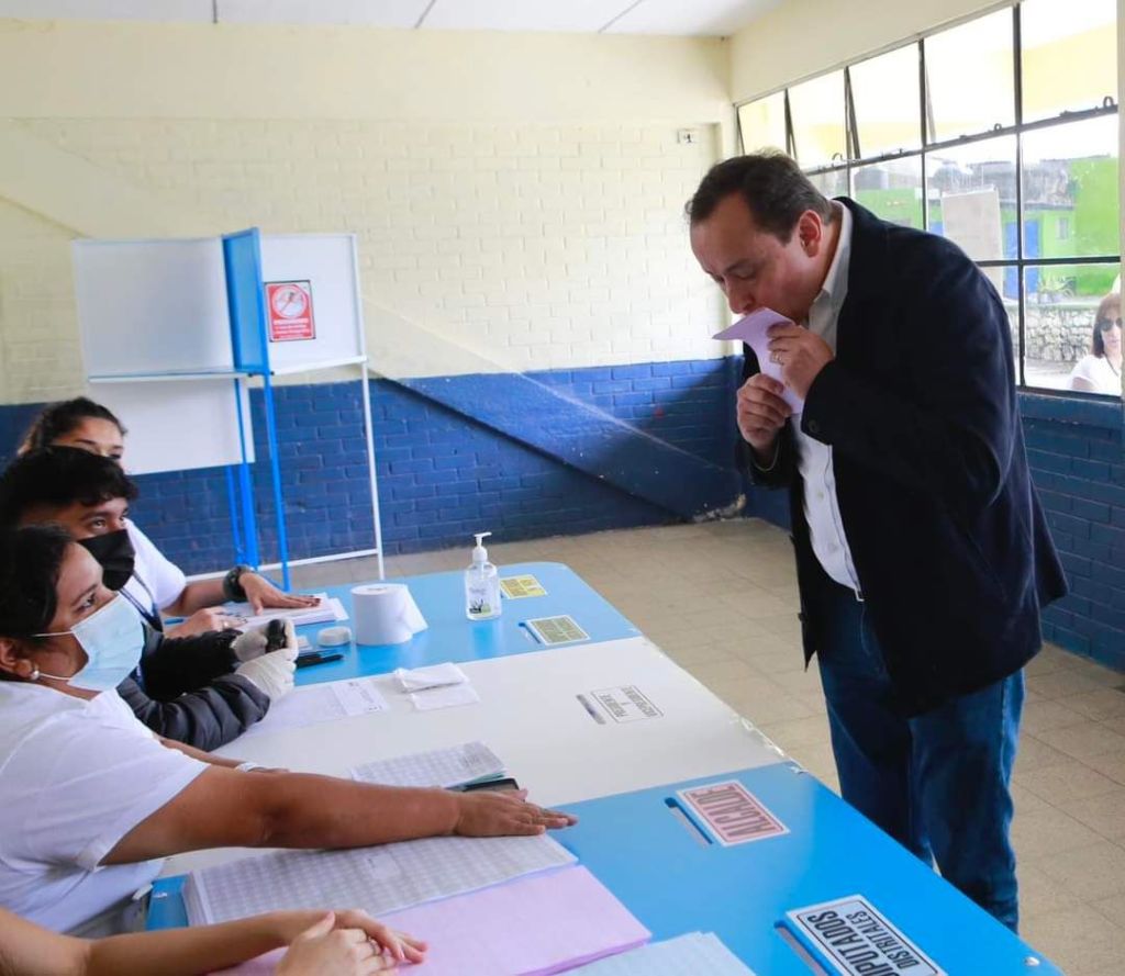 Roberto González, candidato del partido CREO al momento de emitir su voto. Foto:
