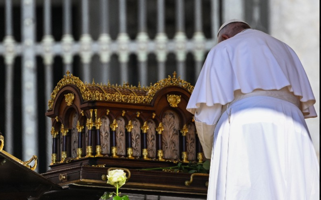 La operación del papa Francisco terminó, «sin complicaciones»