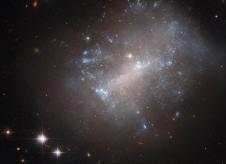 La galaxia NGC 7292 ondea a través de esta imagen del Telescopio Espacial Hubble