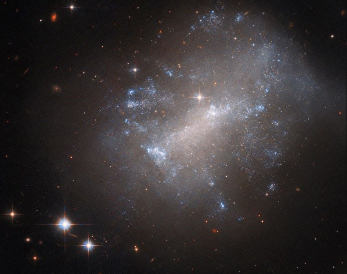 La galaxia NGC 7292 ondea a través de esta imagen del Telescopio Espacial Hubble