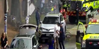 Un vehículo se incendió cerca del centro de votación que se ubica en Los Arcos, en la zona 14 de la capital