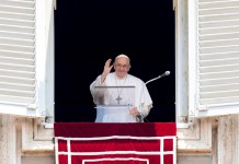 El papa Francisco cumple 12 años de pontificado, desde aquel 13 de marzo de 2013, cuando se presentó al mundo en el balcón de la logia central de la basílica de San Pedro. Foto La Hora: AP Archivo.