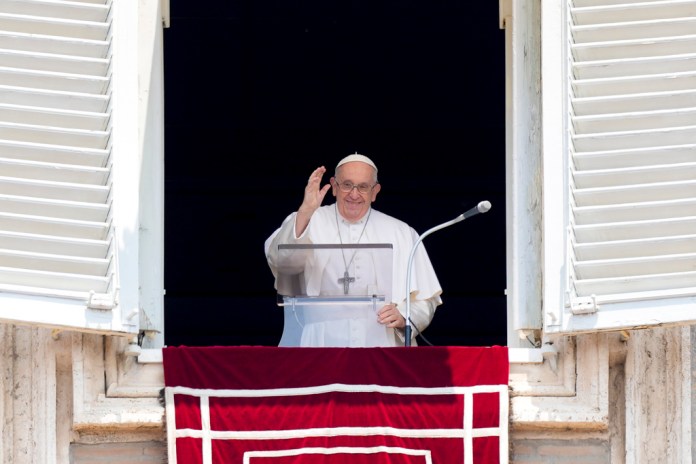 El papa Francisco entrega su bendición mientras recita el Ángelus