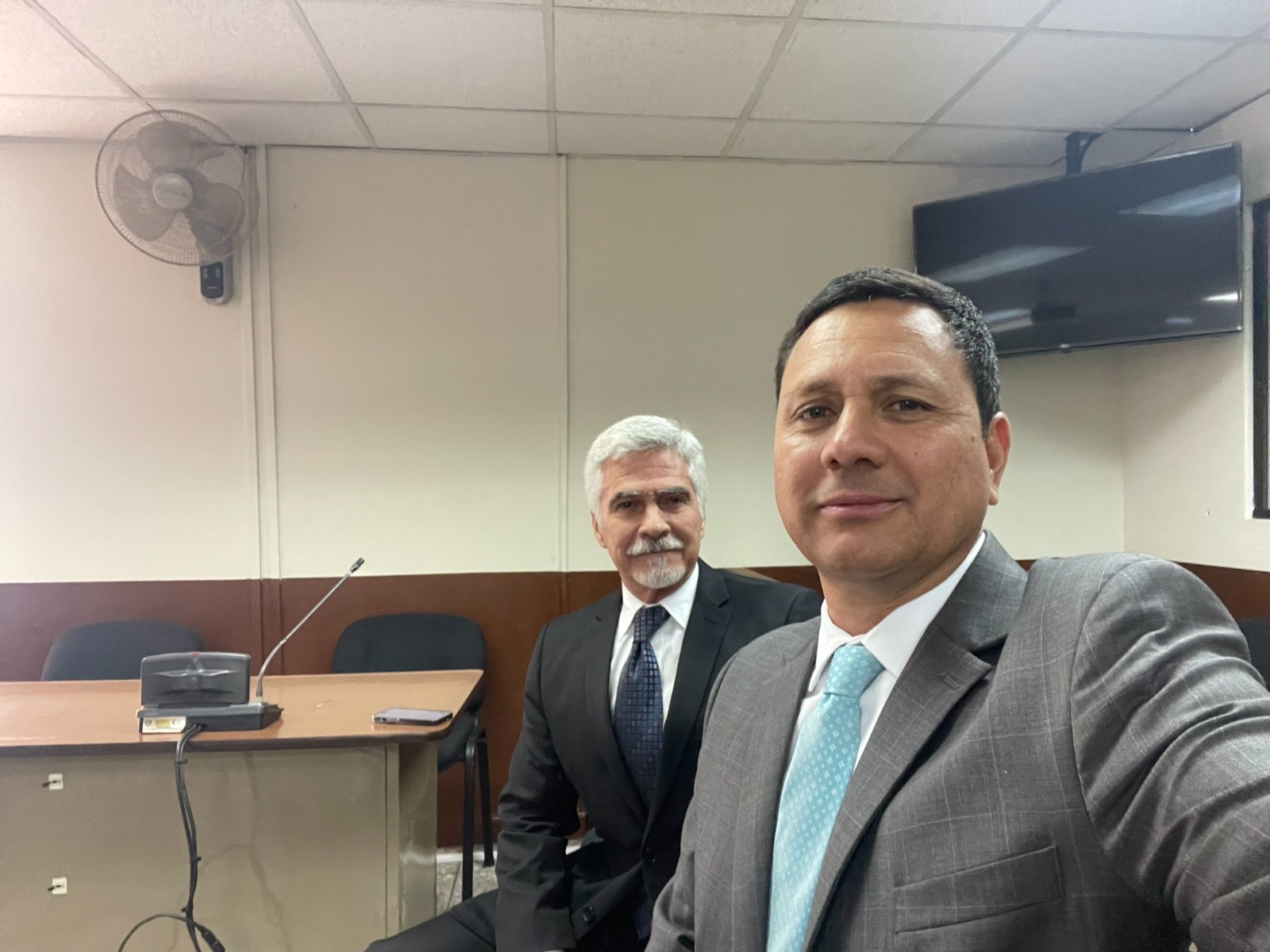 El abogado Raúl Falla Ovalle de la Fundación contra el Terrorismo (FCT) junto a Ricardo Méndez-Ruiz, quien es presidente de dicha organización.