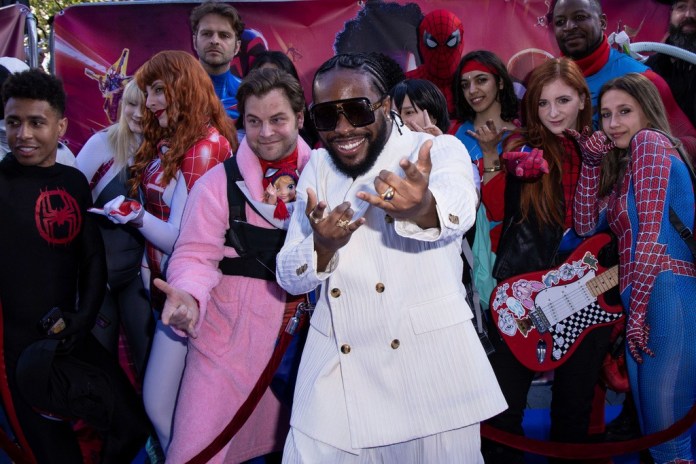 Shameik Moore posa para al llegar al estreno de la película 'Spider-Man: Across the Spider-Verse' en Londres. Foto La Hora/AP