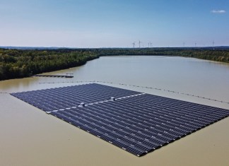 Paneles solares en la mayor planta fotovoltaica flotante de Alemania en un lago en Haltern, Alemania, 3 de mayo de 2022. El mundo avanza hacia un record de capacidad de energía renovable este año, cuando gobiernos y consumidores tratan de compensar los altos precios de los combustibles y aprovechar el boom de la energía solar.