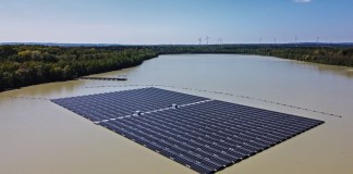 Paneles solares en la mayor planta fotovoltaica flotante de Alemania en un lago en Haltern, Alemania, 3 de mayo de 2022. El mundo avanza hacia un record de capacidad de energía renovable este año, cuando gobiernos y consumidores tratan de compensar los altos precios de los combustibles y aprovechar el boom de la energía solar.