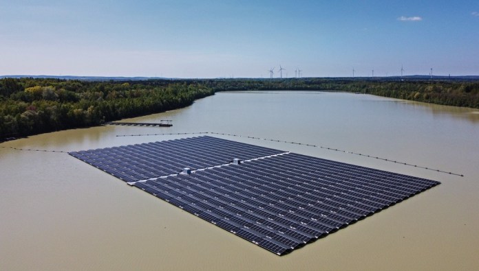 Paneles solares en la mayor planta fotovoltaica flotante de Alemania en un lago en Haltern, Alemania, 3 de mayo de 2022. El mundo avanza hacia un record de capacidad de energía renovable este año, cuando gobiernos y consumidores tratan de compensar los altos precios de los combustibles y aprovechar el boom de la energía solar.