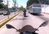 Un video difundido en redes sociales, y que se volvió viral, muestra el momento exacto en el cual un motorista colisionó en contra de otra motorista.