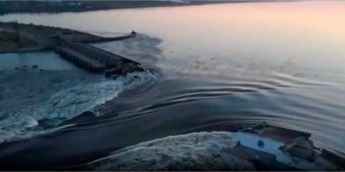 Imagen tomada de un video distribuido por la Oficina Presidencial de Ucrania, el agua avanza por una brecha en la represa de Kakhovka, en Kakhovka,