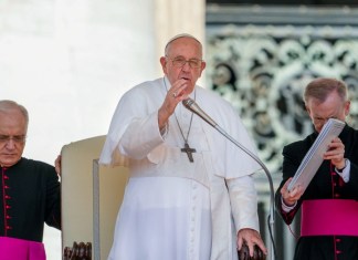 El papa Francisco bendice a los fieles al final de su audiencia general semanal, en la Plaza de San Pedro, en el Vaticano, el 7 de junio de 2023. Foto: AP / La Hora.