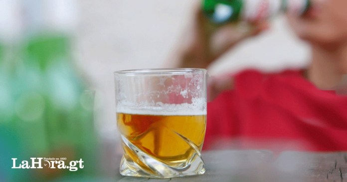 Según DRINKiQ, la prevención del consumo de alcohol en menores de edad puede ser abordada a través de diferentes estrategias
