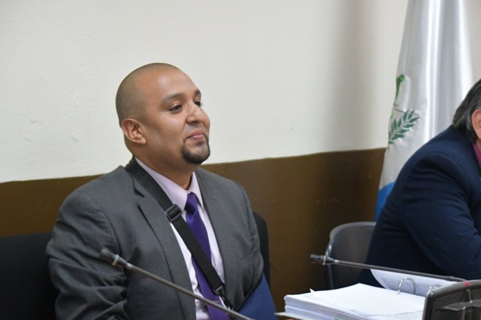 El Tribunal Quinto de Sentencia Penal decidió imponer una sanción de 2 años de prisión conmutables al abogado Juan Francisco Solórzano Foppa.