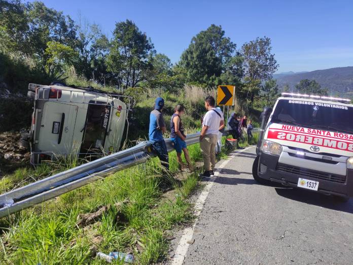 Nueva Santa Rosa: Autobús que transportaba a futbolistas vuelca en la ruta