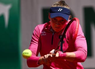 Elena Rybakina, de Kazajstán, juega un revés a Linda Noskova, de la República Checa, durante su partido individual femenino el quinto día del torneo de tenis Abierto de Roland-Garros