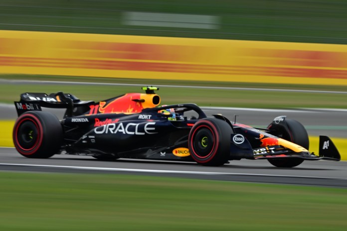 Sergio Pérez, piloto mexicano de Red Bull Racing, conduce durante el Gran Premio Británico de Fórmula Uno en el circuito de carreras de Silverstone en Silverstone,