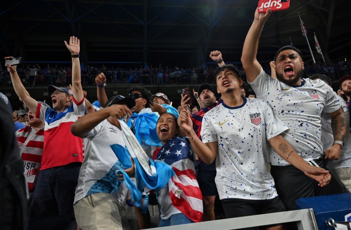 Aficionados celebrando los goles de la Copa Oro en Estados Unidos.