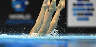 Bregje De Brouwer y Marloes Steenbeek, de Holanda, compiten en la final del evento de natación artística libre de duetos femeninos durante el Campeonato Mundial de Natación en Fukuoka el 20 de julio de 2023.