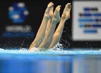Bregje De Brouwer y Marloes Steenbeek, de Holanda, compiten en la final del evento de natación artística libre de duetos femeninos durante el Campeonato Mundial de Natación en Fukuoka el 20 de julio de 2023.