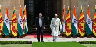 El presidente de Sri Lanka, Ranil Wickremesinghe (izquierda), camina con el primer ministro de la India, Narendra Modi, antes de una reunión en Hyderabad House.